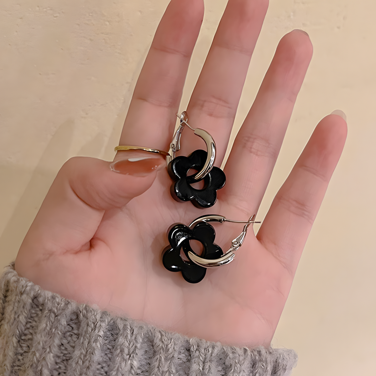 Zinc Alloy & Acrylic Flower Hoop Earrings Women – Trendy Black Retro Floral 990