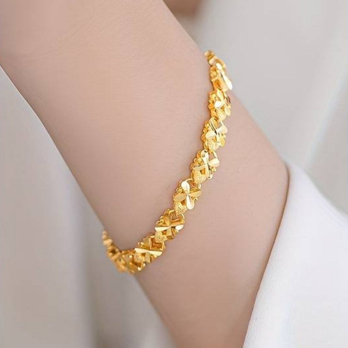 Gold Plated Four-Leaf Clover Bracelet, Vintage and Luxurious Style for Women 123