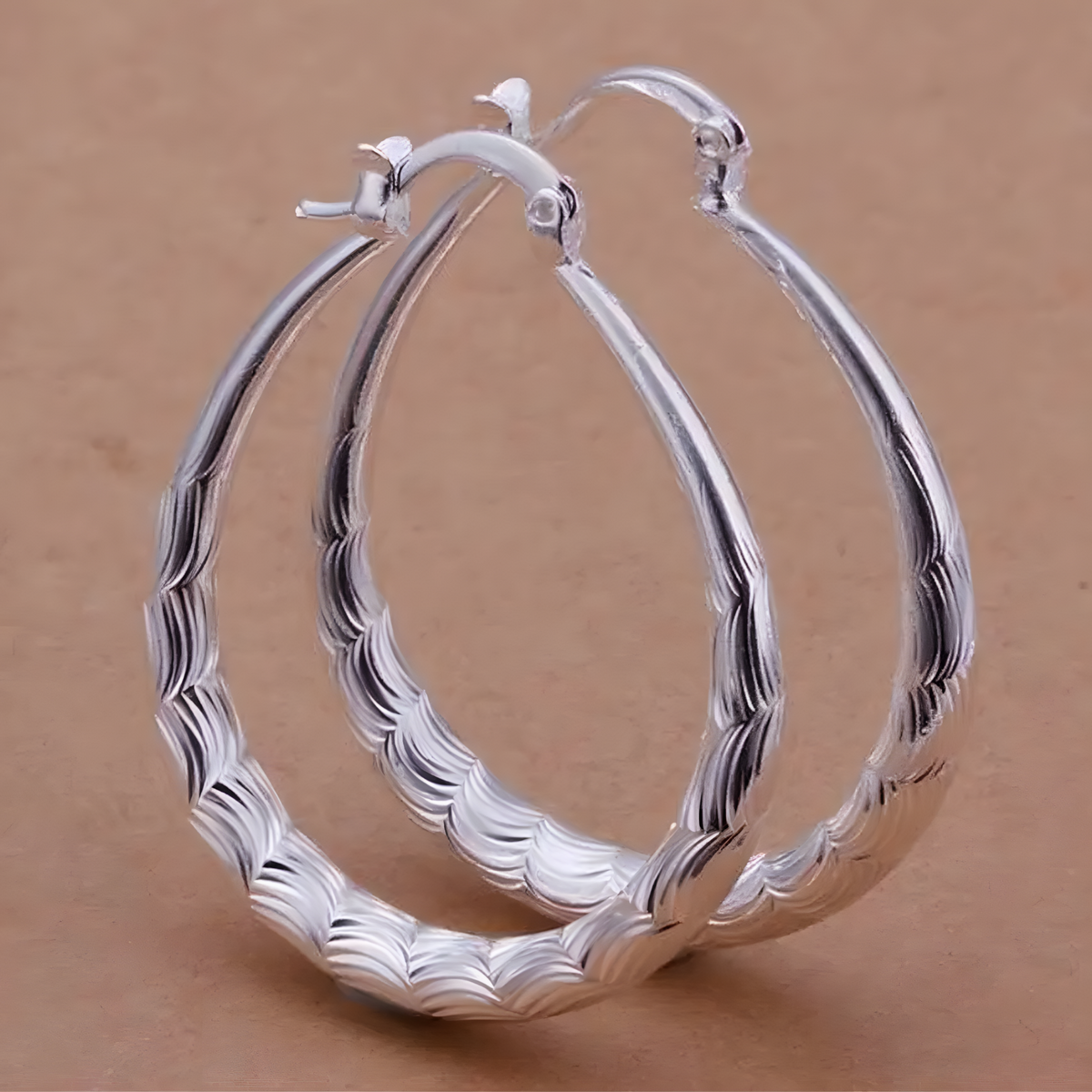 Stylish Lightweight Silver Tone Hoop Earrings - Engraved Pattern Latch Back 441