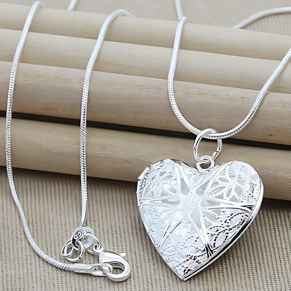 Vintage Heart Locket Necklace for Women – Silver-Plated Zinc Alloy Filigree 1225