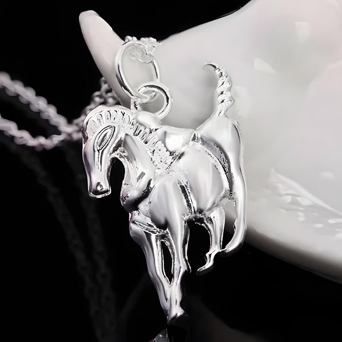 Elegant Horse Pendant Necklace, Premium Animal Charm Necklace link chain 1428