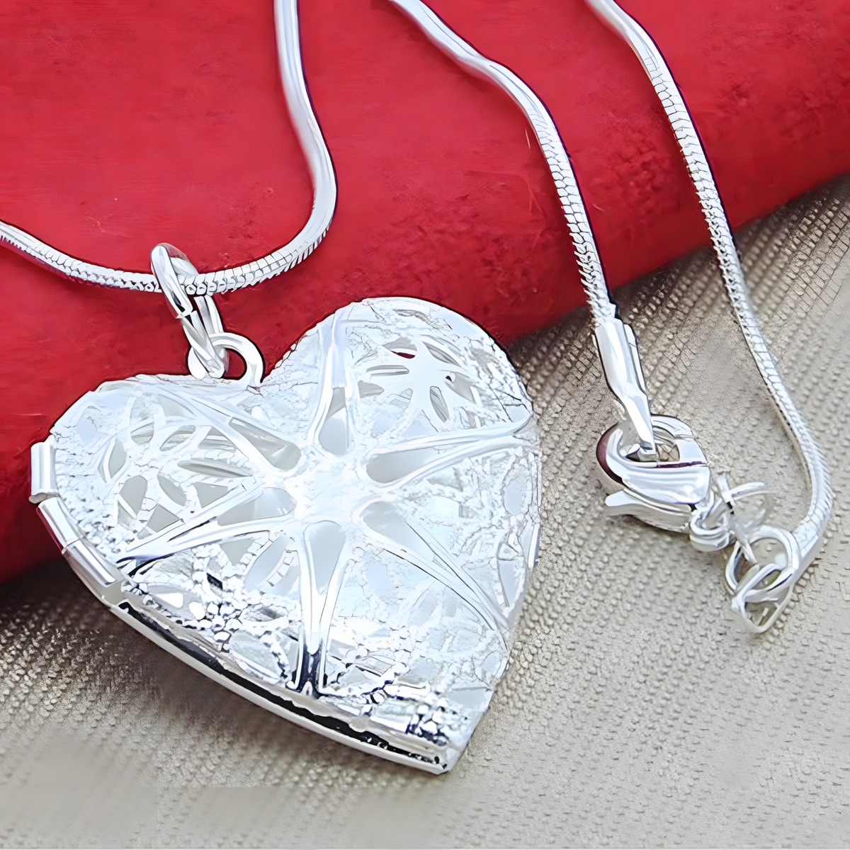 Vintage Heart Locket Necklace for Women – Silver-Plated Zinc Alloy Filigree 1225