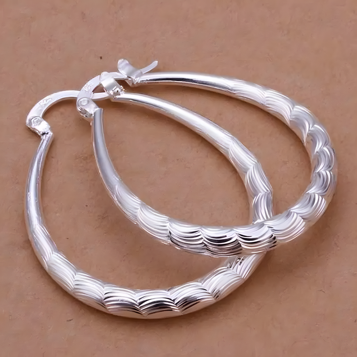 Stylish Lightweight Silver Tone Hoop Earrings - Engraved Pattern Latch Back 441