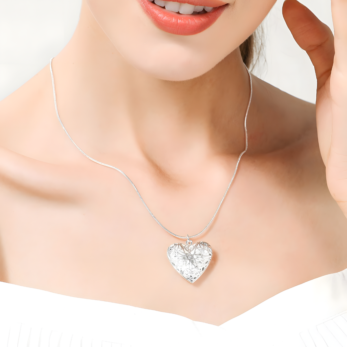 Vintage Heart Locket Necklace for Women – Silver-Plated Zinc Alloy Filigree 1225