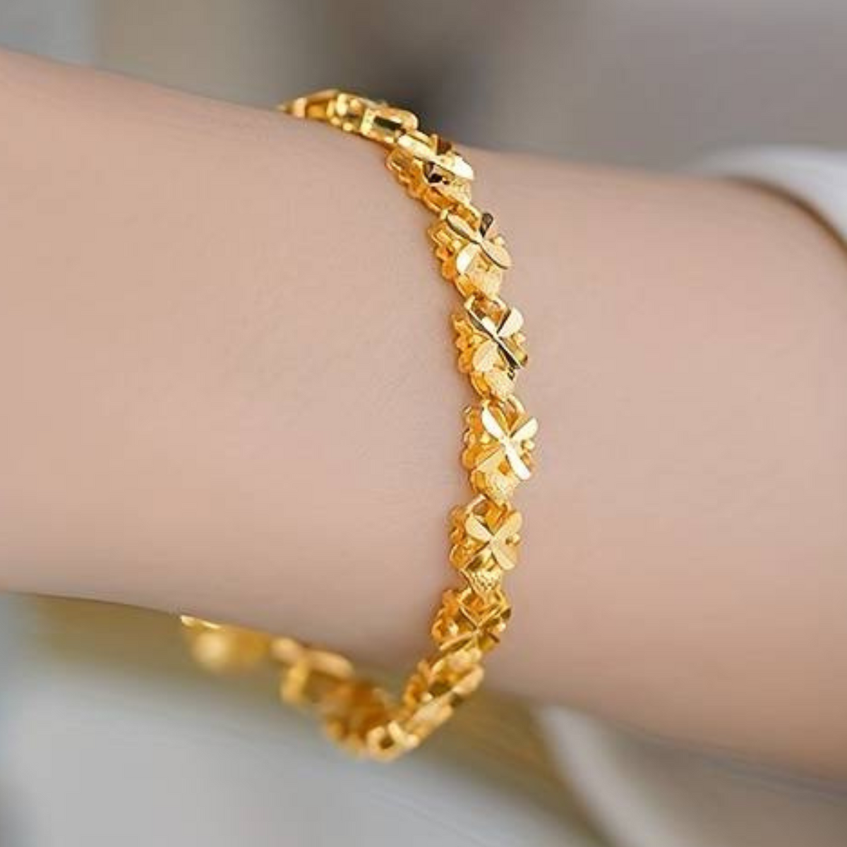 Gold Plated Four-Leaf Clover Bracelet, Vintage and Luxurious Style for Women 123
