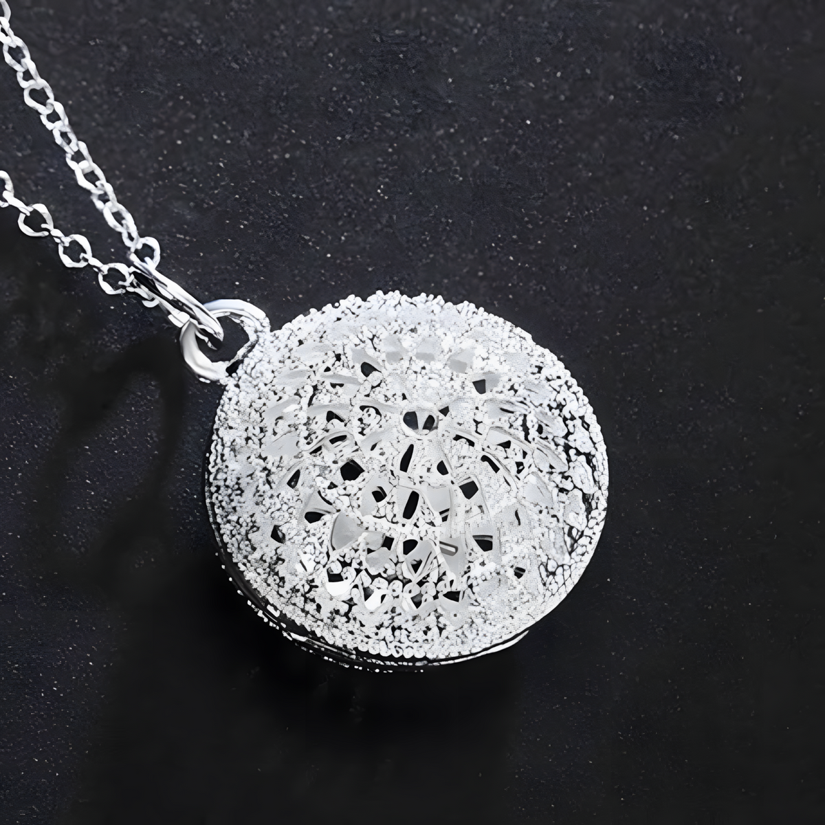 Unified Jewellery Premium Round Filigree Medallion Pendant Necklace Women 1831
