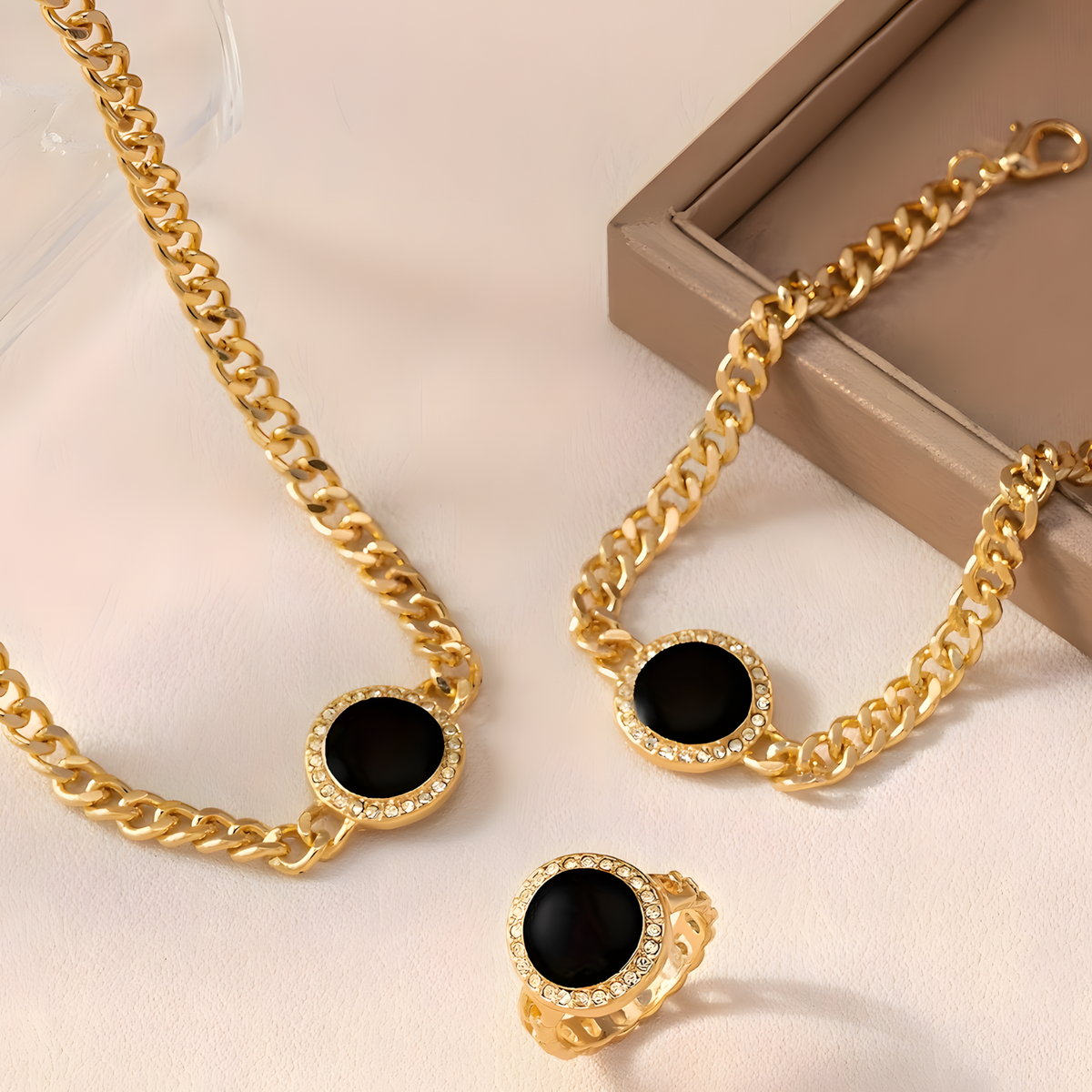 Black Round Pendant Gold Chain Necklace Bracelet Ring Set – Elegant 3-Piece 685
