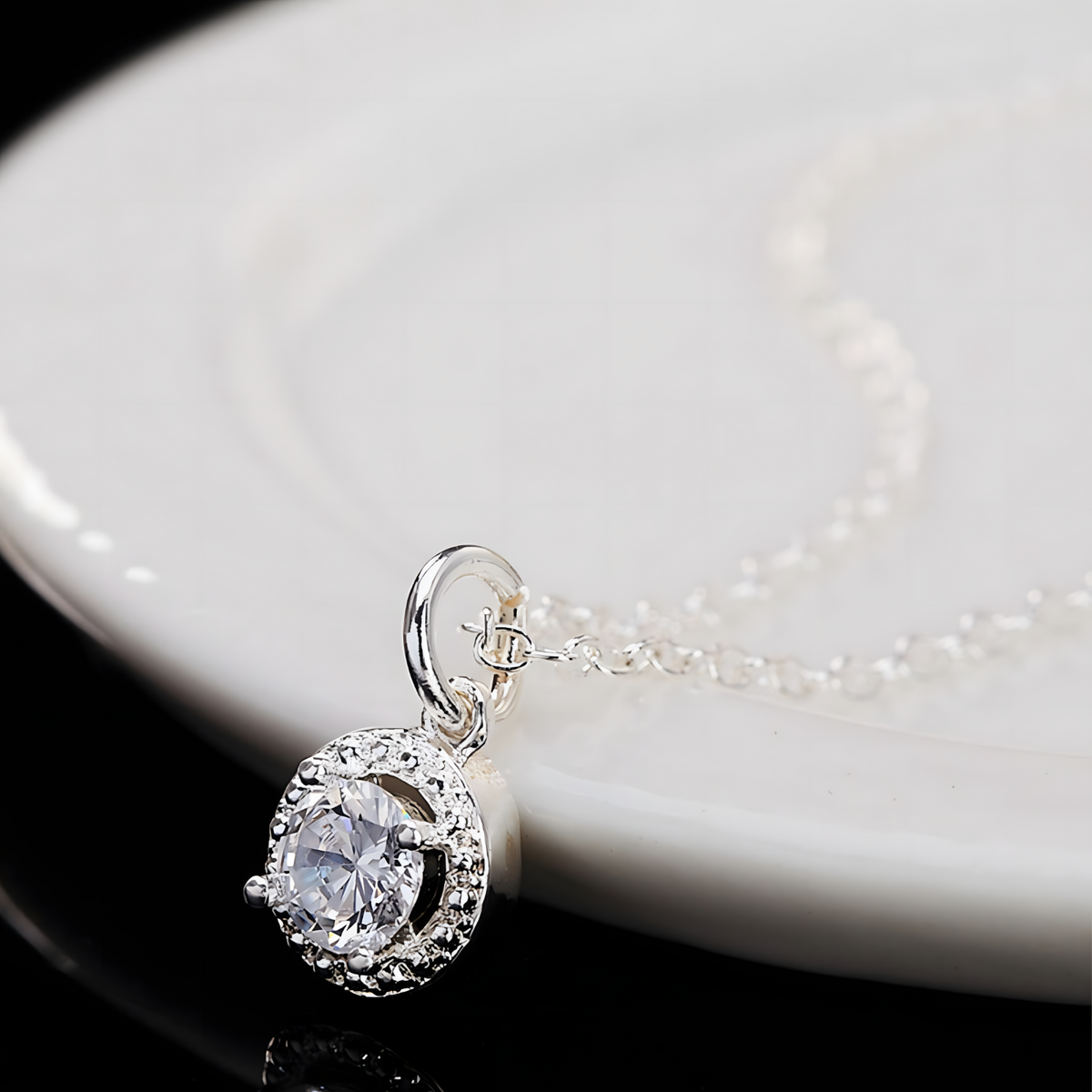 925 Dainty Round Zircon Diamond Pendant Necklace Women: Classic Halo Design 660